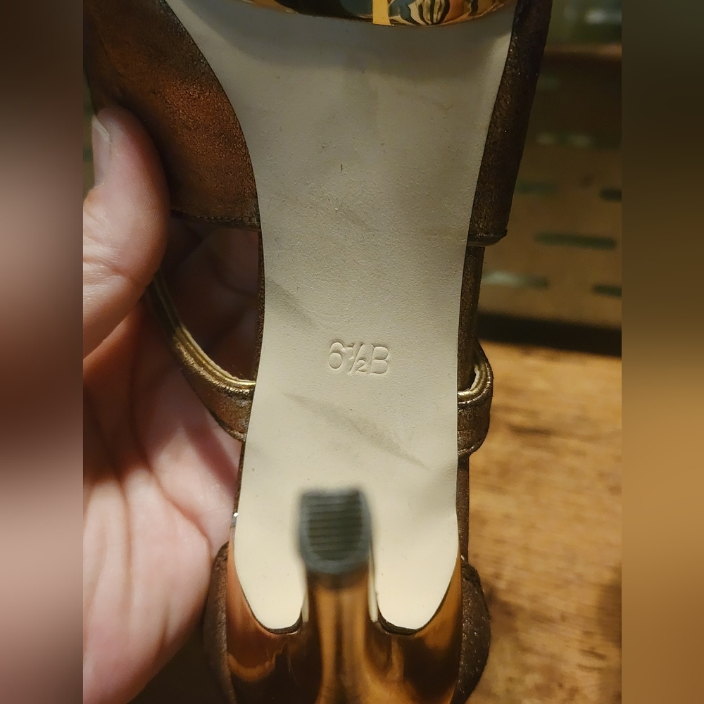 BCBG MaxAzria Ma-diah Heels 6.5 Metallic Copper Gold Heels - Picture 7 of 7